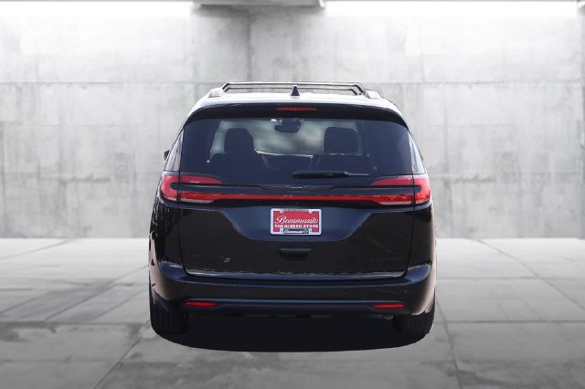 Used 2025 Chrysler Pacifica Limited FWD image 6