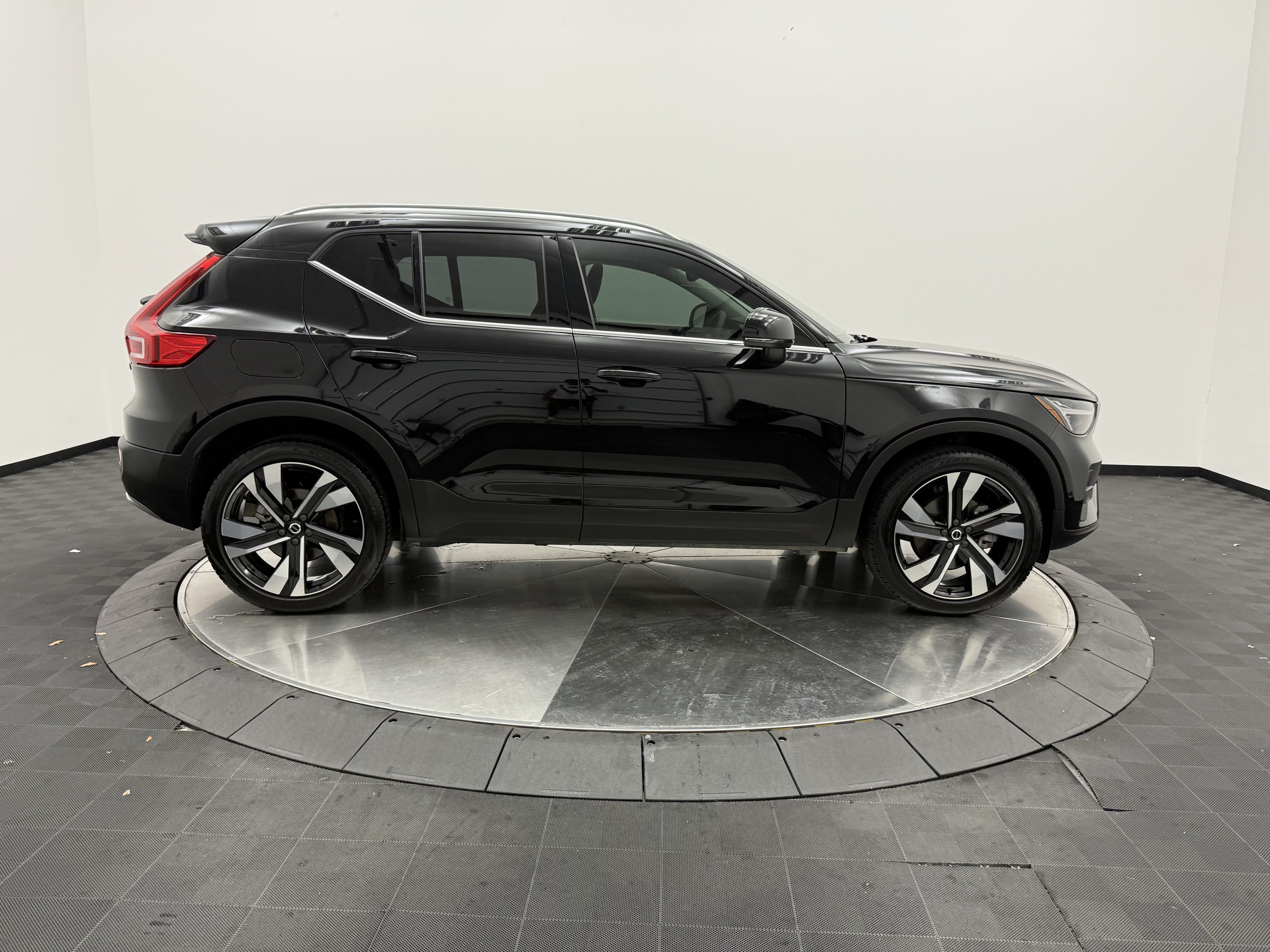 Certified 2024 Volvo XC40 B5 Plus w/ Protection Package Premier AWD/4WD image 8