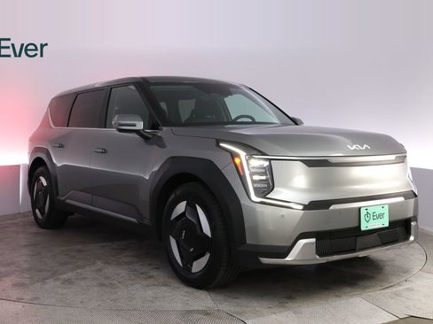Used 2024 Kia EV9 Light Long Range RWD image 13