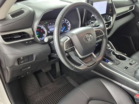 Used 2025 Toyota Highlander XLE AWD/4WD image 11