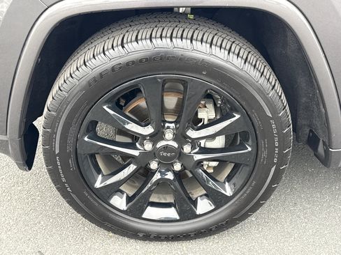 Used 2019 Jeep Grand Cherokee Altitude RWD image 5