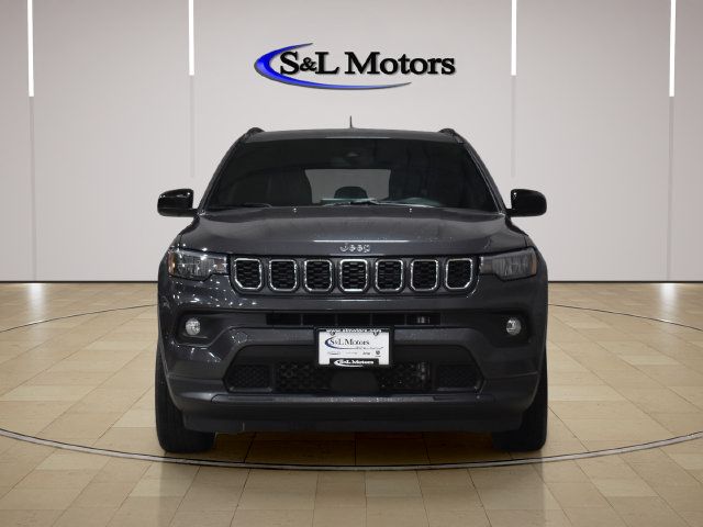 Used 2024 Jeep Compass Latitude AWD/4WD image 2