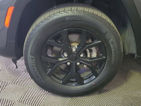 Used 2024 Jeep Grand Cherokee Altitude AWD/4WD image 5