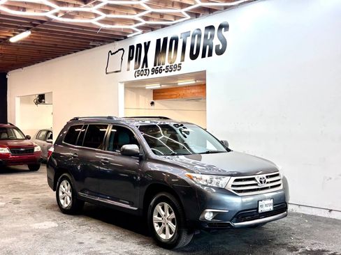 Used 2011 Toyota Highlander SE FWD image 1