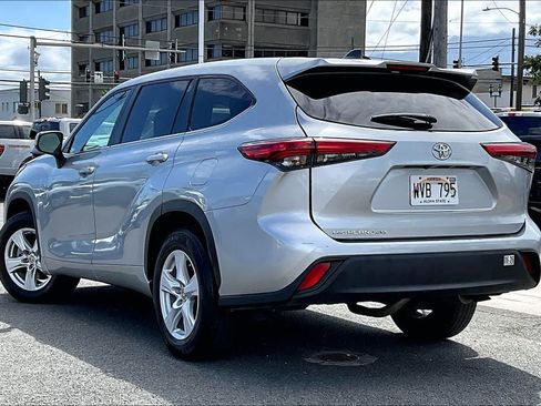 Used 2023 Toyota Highlander L FWD image 4