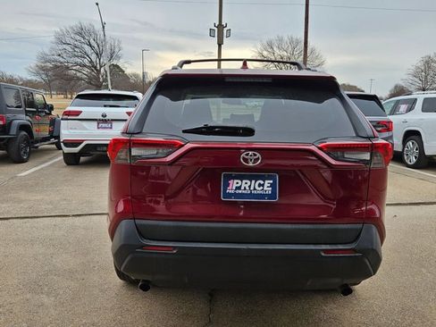 Used 2020 Toyota RAV4 LE image 6
