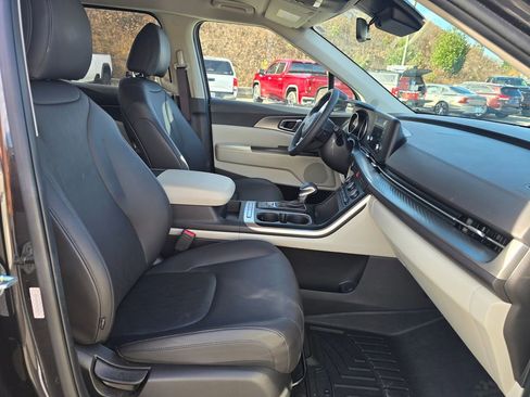 Used 2024 Kia Carnival LX image 28