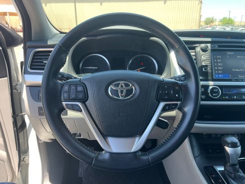 Used 2017 Toyota Highlander XLE w/ Carpet Mat Package AWD/4WD image 18