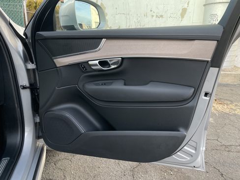 Used 2025 Volvo XC90 B6 Plus image 10