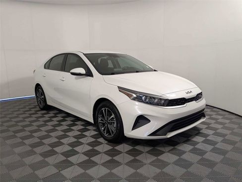 Used 2024 Kia Forte LXS w/ LXS Technology Package FWD image 3