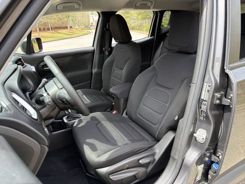 Used 2021 Jeep Renegade Latitude FWD image 9