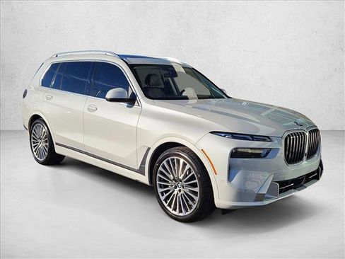Used 2023 BMW X7 xDrive40i w/ Premium Package image 3