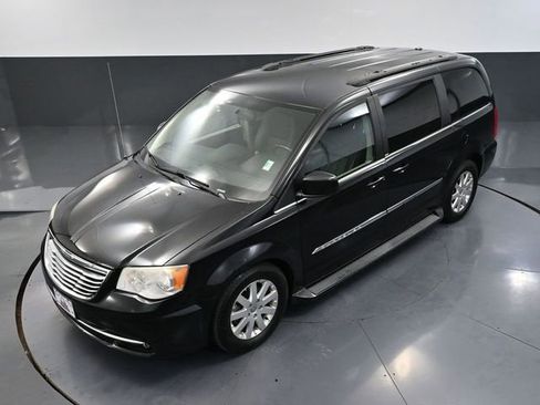 Used 2013 Chrysler Town & Country Touring image 52