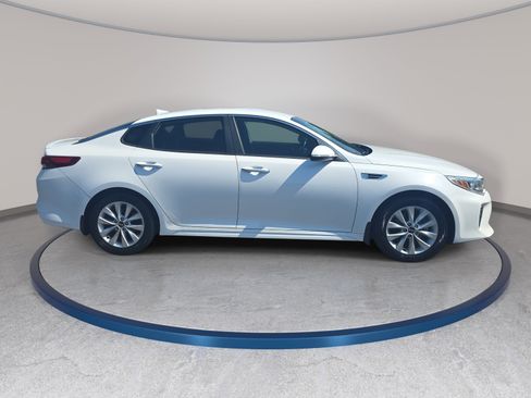 Used 2018 Kia Optima S FWD image 4