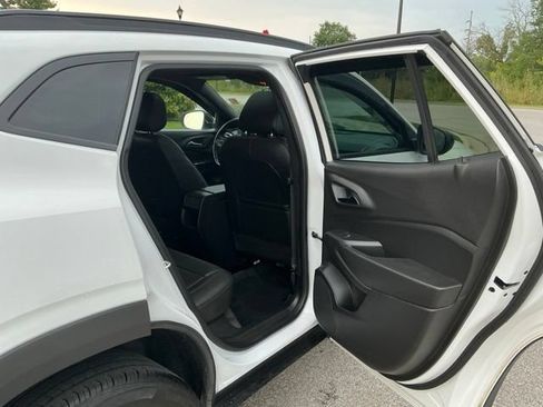 Used 2025 Chevrolet Trax RS w/ Sunroof Package FWD image 18