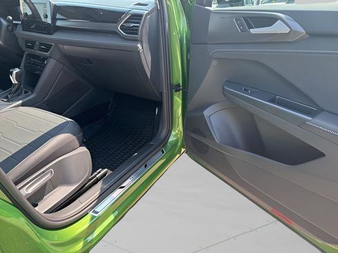 New 2025 Volkswagen Taos SE image 23