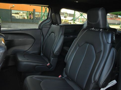 New 2026 Chrysler Pacifica Select image 17
