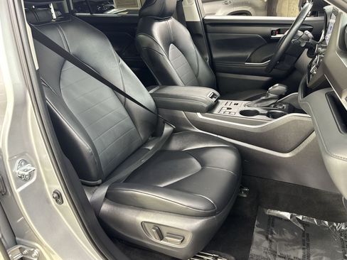 Used 2025 Toyota Highlander XLE AWD/4WD image 40