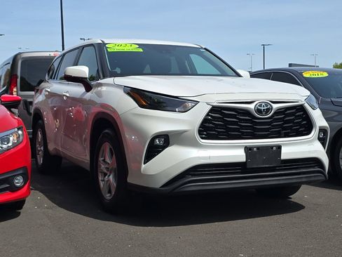 Used 2023 Toyota Highlander LE AWD/4WD image 2
