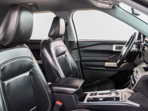 Used 2021 Ford Explorer XLT w/ Equipment Group 202A image 27