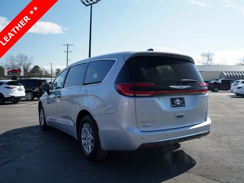 Used 2024 Chrysler Pacifica Touring-L image 7