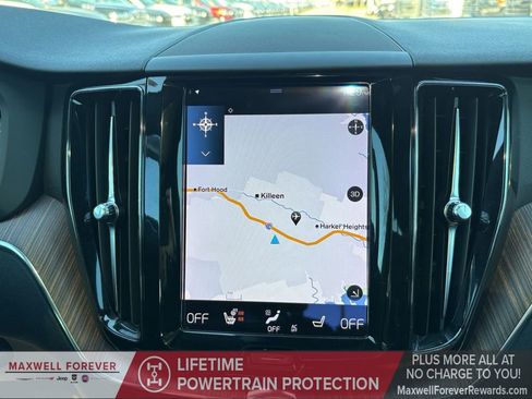 Used 2021 Volvo XC60 T5 Momentum w/ Premium Package image 8