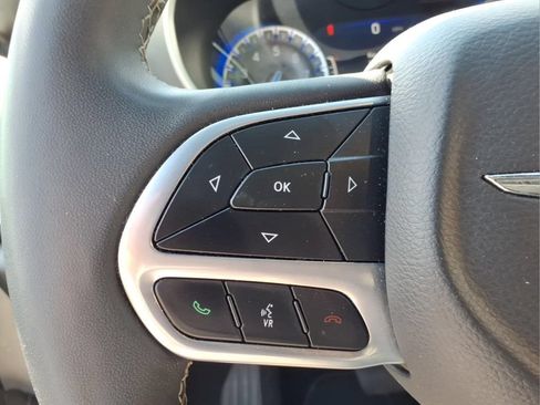 Used 2025 Chrysler Pacifica Select FWD image 19