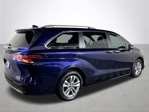 Used 2023 Toyota Sienna Limited image 6