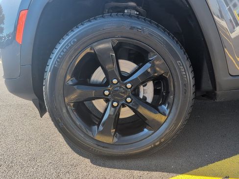 Used 2023 Jeep Grand Cherokee Altitude image 11