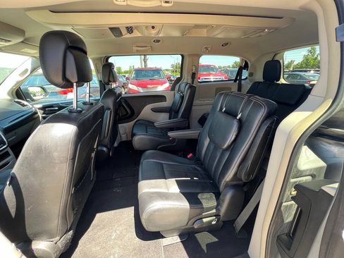 Used 2014 Chrysler Town & Country Touring FWD image 11