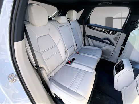 Used 2023 Porsche Cayenne AWD/4WD image 23