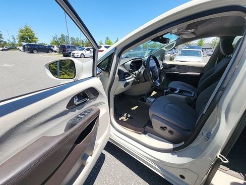 Used 2019 Chrysler Pacifica Touring Plus w/ Advanced Safetytec Group FWD image 29