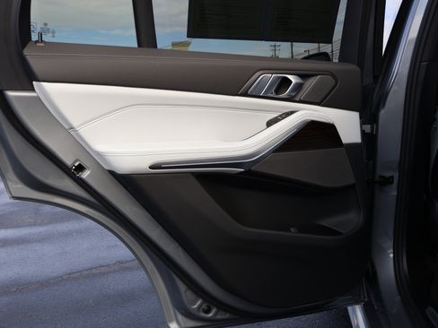 Used 2026 BMW X5 xDrive40i w/ M Sport Package image 16