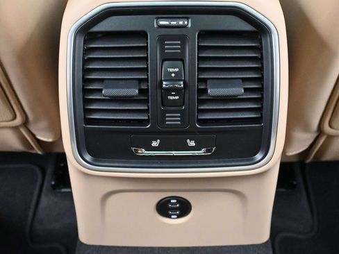 Used 2026 Porsche Macan AWD/4WD image 8