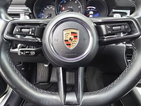 Certified 2023 Porsche Macan image 18