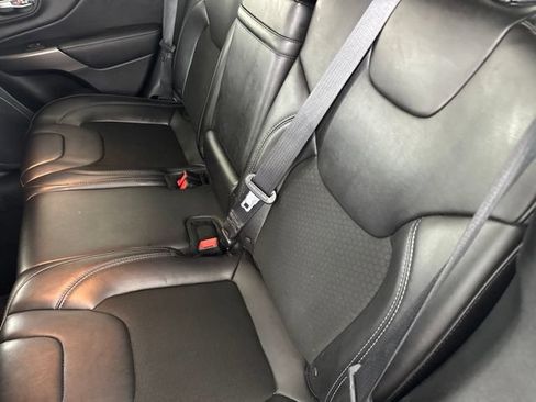 Used 2019 Jeep Cherokee Latitude Plus AWD/4WD image 30