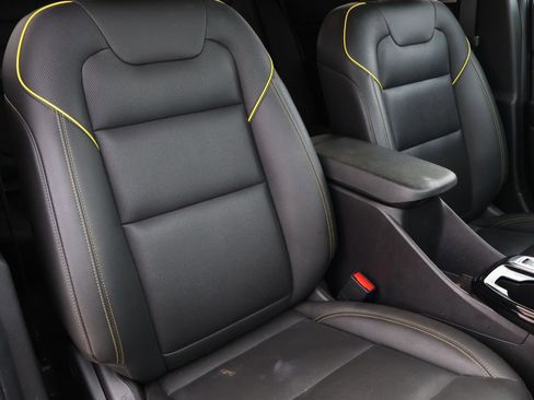 Used 2025 Chevrolet Trax ACTIV w/ Sunroof Package image 16