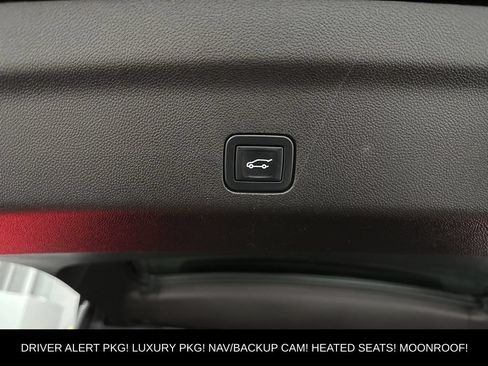 Used 2022 Chevrolet Tahoe Z71 w/ Luxury Package AWD/4WD image 37