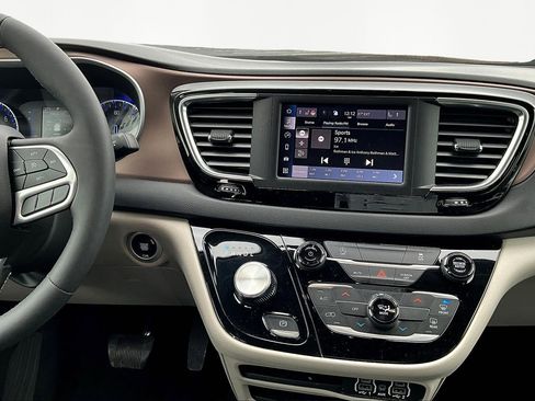 Used 2024 Chrysler Voyager LX image 10