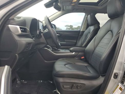 Used 2021 Toyota Highlander XLE image 15