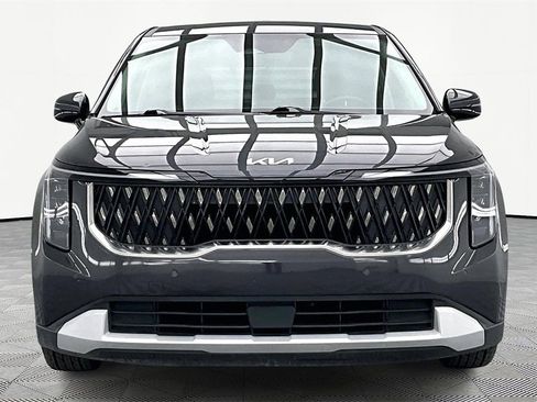 Used 2025 Kia Carnival image 3
