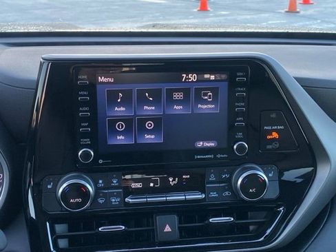 Certified 2022 Toyota Highlander XLE image 17