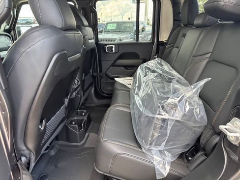 New 2025 Jeep Gladiator Sport image 25