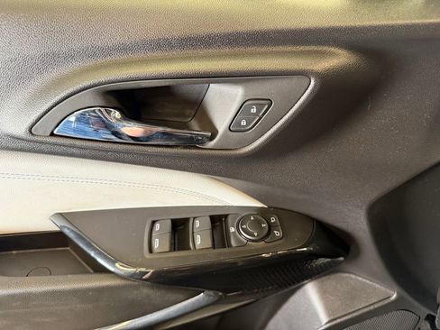 Used 2025 Chevrolet Trax LT FWD image 19