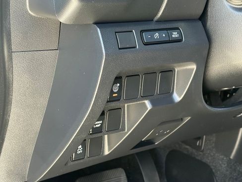 Used 2023 Nissan Frontier SV w/ Technology Package RWD image 7