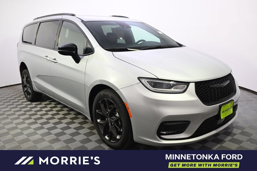 Used 2026 Chrysler Pacifica Select w/ S Appearance Package FWD image 9