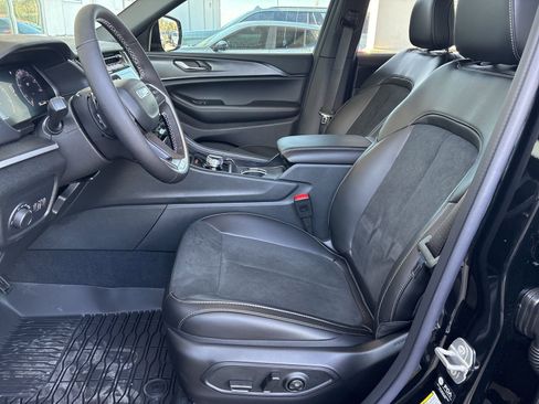 New 2025 Jeep Grand Cherokee Altitude image 11