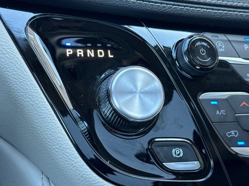 Used 2023 Chrysler Pacifica Limited FWD image 26