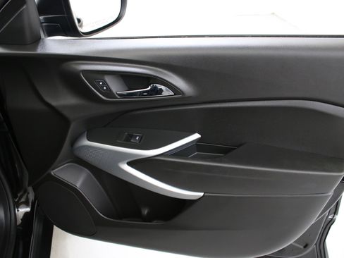 Certified 2025 Chevrolet Trax LS FWD image 31
