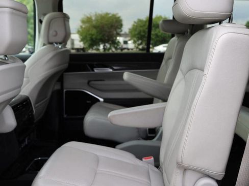 Used 2022 Jeep Wagoneer Series III w/ Premium Group I image 18